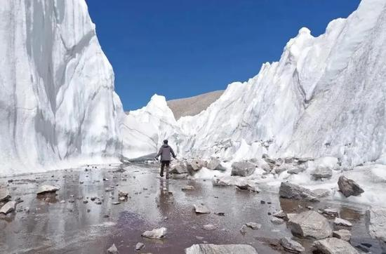 王相军在冰川探险