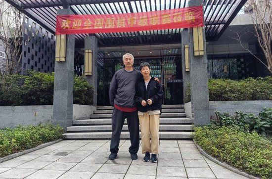 上海老将芮乃伟九段和助阵的丈夫江铸久九段