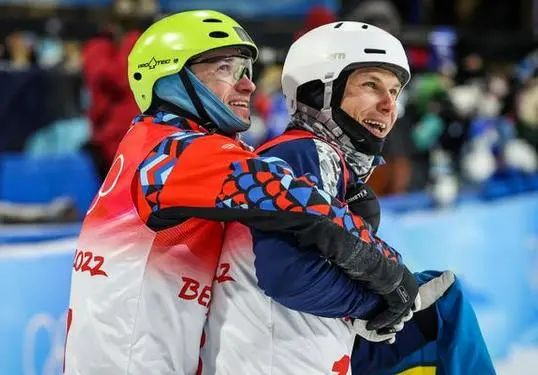 冬奥赛场，俄罗斯选手与乌克兰选手相拥