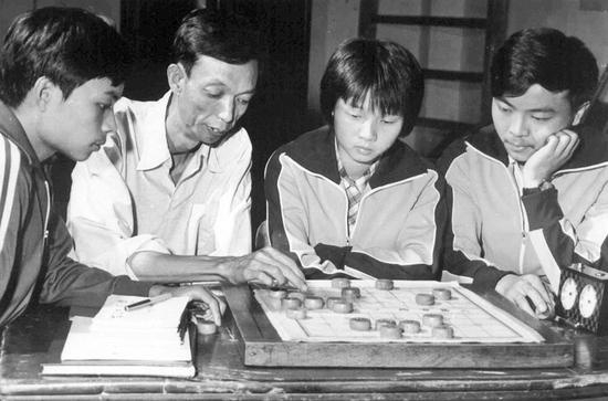 陈新全（左二）指导蒋全胜（右一）等学员训练