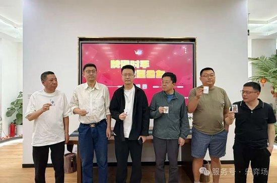 各组代表上台抽签