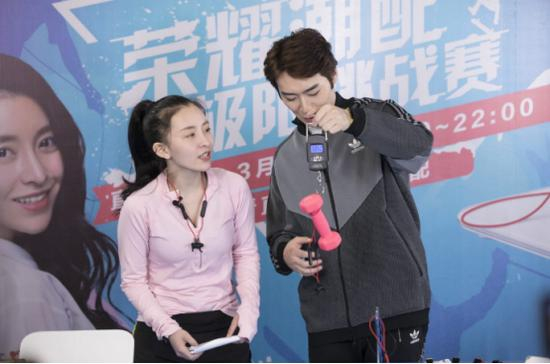 （荣耀运动蓝牙耳机xSport提重1.5kg测试，音乐正常播放）