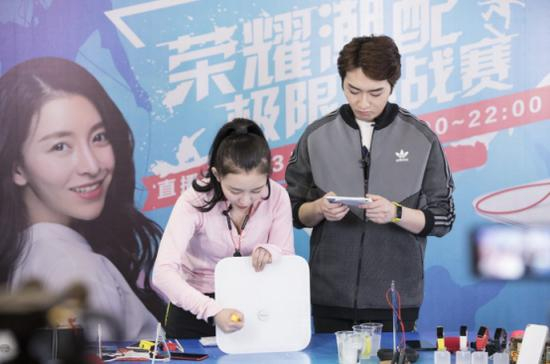 （用螺丝刀刮划荣耀体脂秤秤面，丝毫不留痕迹）