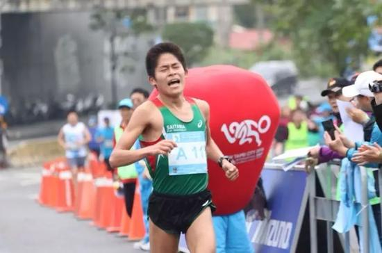 川内优辉以2：14：12摘得2016年万金石马拉松亚军