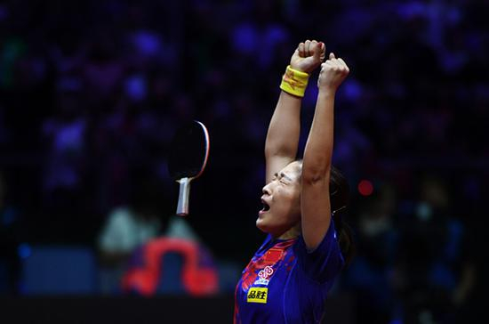 4月27日，世乒赛女单比赛，刘诗雯庆祝夺冠。 新华社 图