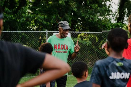 查尔斯·艾利在指导孩子。