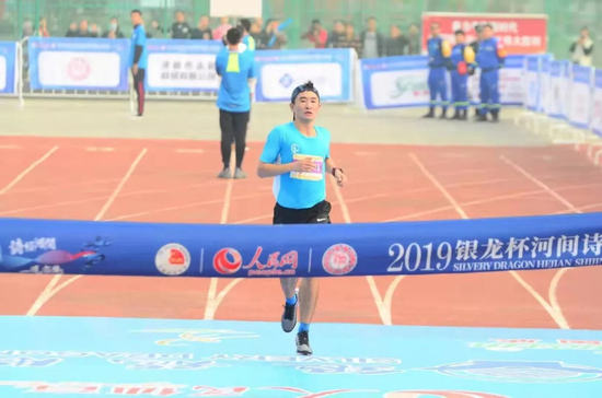 男子半程马拉松冠军巴合塔尔·吾拉孜艾力冲线瞬间