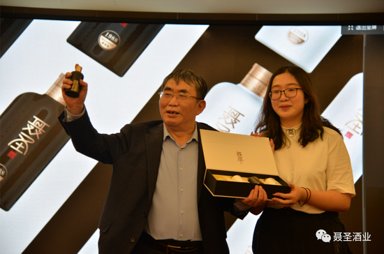  菲菲送聂老的“爸爸节”礼物—“聂二两”