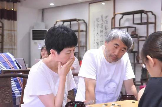 江铸久、芮乃伟夫妇在首届亲缘邀请赛中