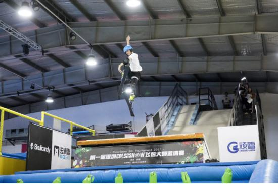 （教练戴着荣耀畅玩手环A2进行高空旱雪表演）