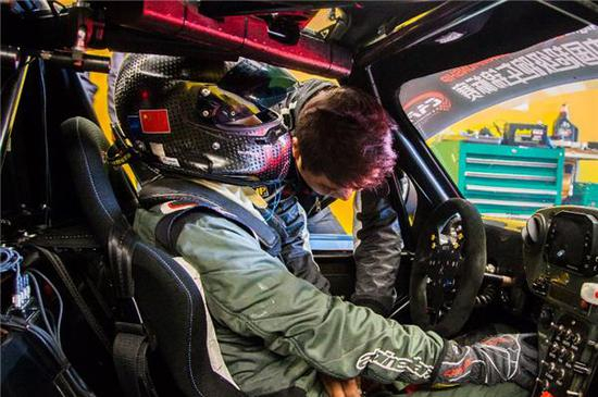 世界车王舒马赫夺冠座驾揭秘，奶茶现场拆解Radical赛车