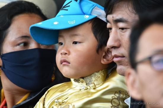 藏族宝宝聚精会神观看开幕式