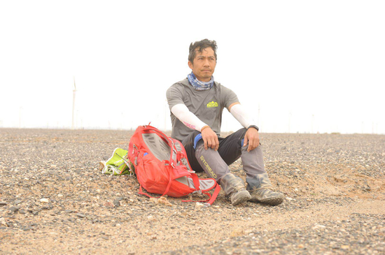 ▲“探路英雄”演员陈震面对茫茫戈壁，身虽满身黄沙，心却眺望着远方