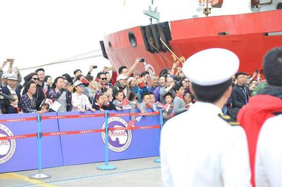 热烈迎接“雪龙”号第34次南极科考归国接船现场