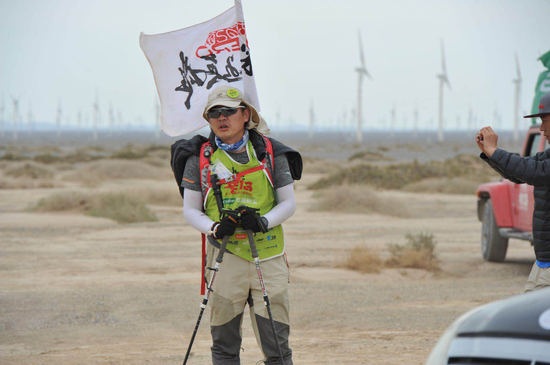 ▲湖南大学工商管理学院队员伴着旗帜，互相分享和交流着