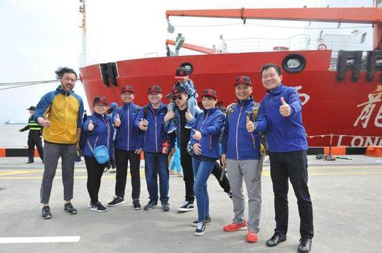 探路者幸运接船粉丝在“雪龙”号前合影