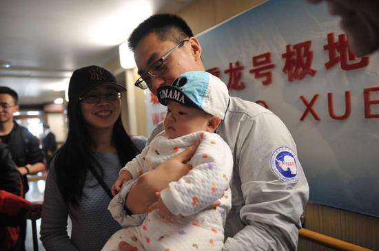 年轻的“南极爸爸”与六个月的孩子及家人团聚