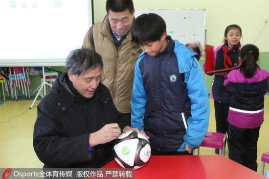 张路给孩子的足球签名。Osports&nbsp;图