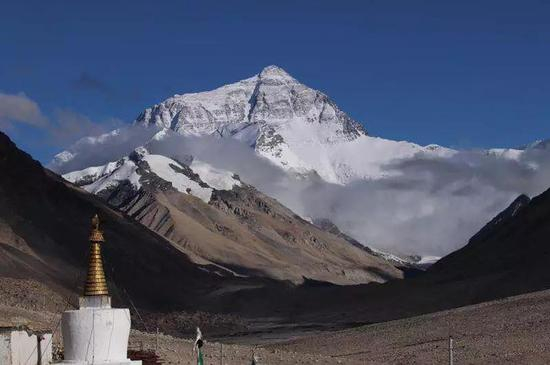 从北坡看珠峰山体。
