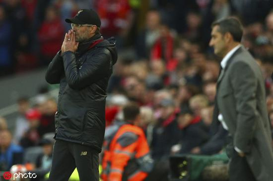 场边的克洛普在祈祷。