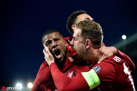 维纳尔杜姆和队友庆祝进球。