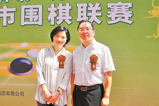 世界冠军徐莹（左）与联赛创办者梁伟棠九段。