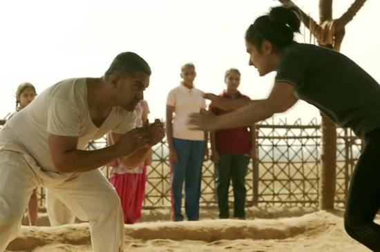 图说：《摔跤吧！爸爸》剧照。