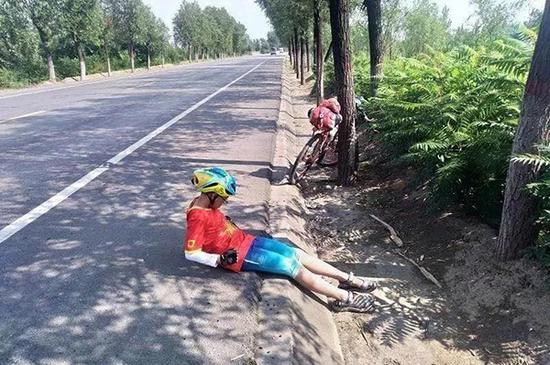 图为周子傲在路途中休整。周威供图