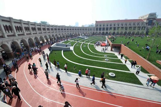 ▲作为泰达甲A年代主场的天津民园体育场已在2012年被拆除改成了市民公园。目前天津有两座专业球场，一是天津泰达足球场，但远离市区，且在2015年塘沽大爆炸事件中受损严重，一直没有被修缮，等疫情过后，修缮工作就会启动；另一座是团泊足球场，也远离市区，能容纳2.3万人。新华社图