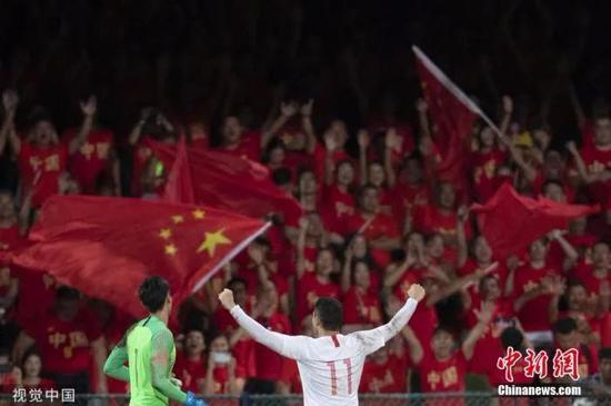 国足在比赛中。图片来源：视觉中国