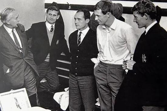 哈罗德-威尔逊拜访哈德斯菲尔德更衣室