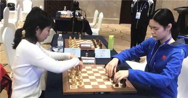 上海财经大学曾培养出居文君（左）