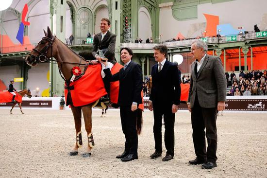 （Simon Delestre与爱驹Hermès Ryan接受颁奖）