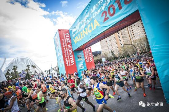 最终他以1：02：14勇夺大众组冠军。