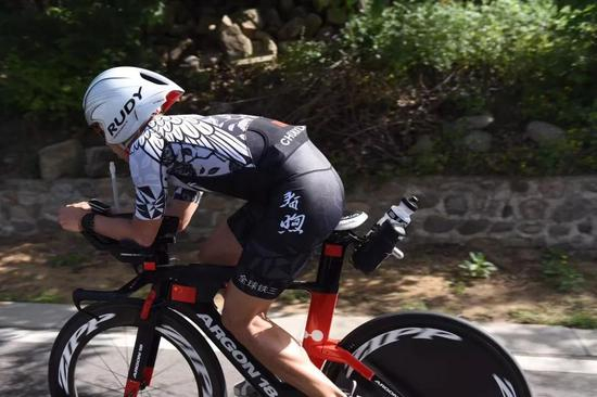 图为春煦出发前北京训练时的照片，装备服装相同。