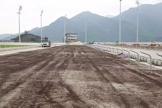 泥地跑道：松树皮与沙等比例混合，增加跑道孔隙率，保水控水不板结，保持跑道松软