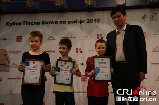 中国专业5段棋手赵余宏为9岁以下选手颁奖