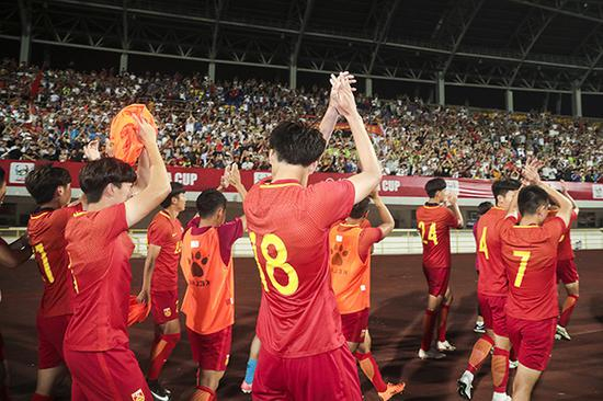 国足U19球员赛后谢场。