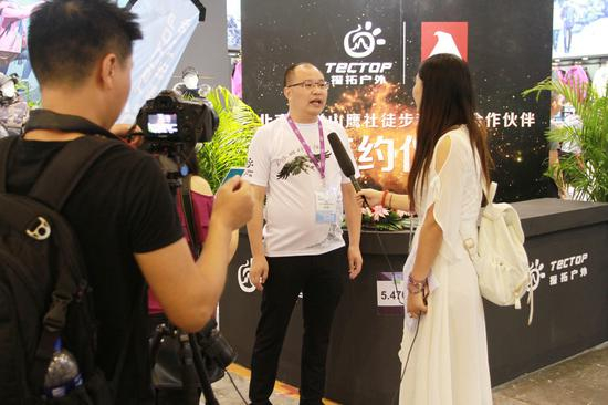 （探拓户外品牌运营总监金海接受媒体采访）