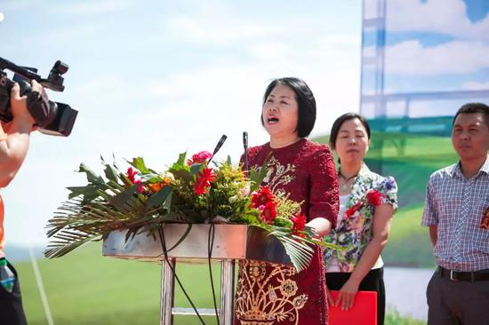 霍林郭勒市人民政府副市长高金枝宣布大会开幕