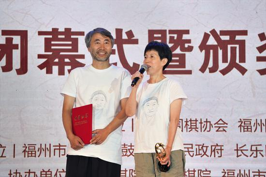江铸久、芮乃伟夫妇穿上“队服”，T恤衫上的吴清源像是芮乃伟九段最近手绘。