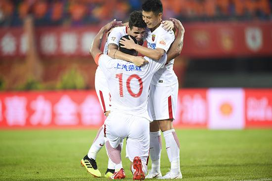 奥斯卡、胡尔克和武磊庆祝进球。