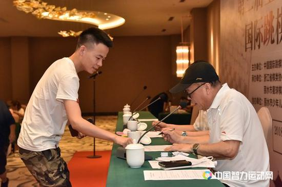 裁判长黄希文主持抽签