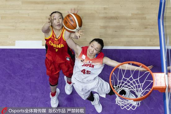 中国女篮球员拼抢篮板。
