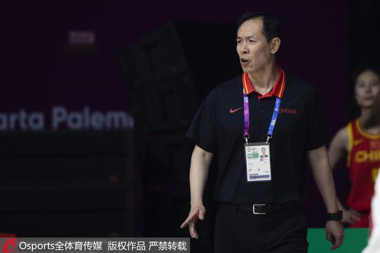 场边的许利民指导。