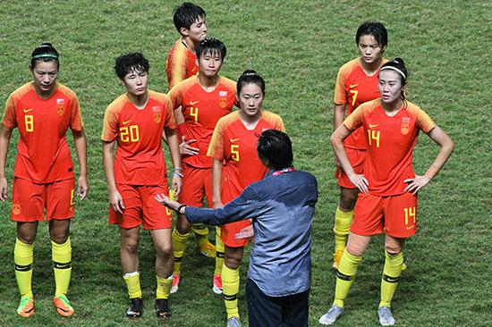 贾秀全在场边指导女足球员。