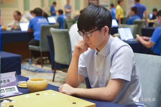 伊凌涛正襟危坐