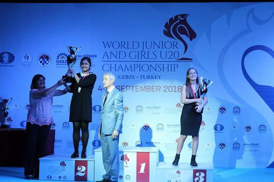 （女子2-3名：托希尔约诺娃和霍梅利基）