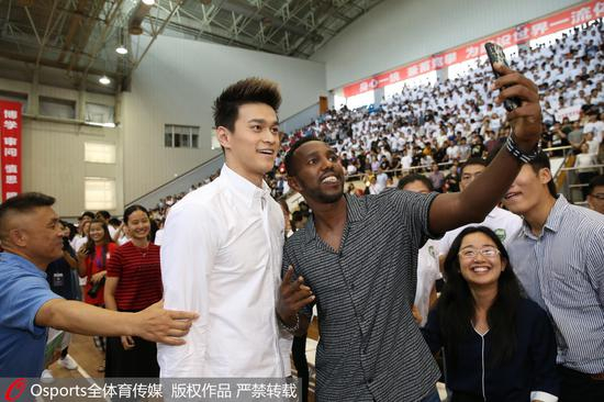 孙杨和同学自拍。