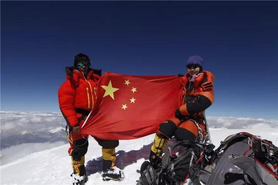罗静登顶乔戈里峰（K2），是第一个登顶成功的华人女性。